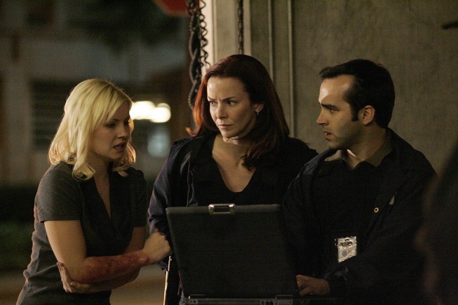 Still of Elisha Cuthbert and Annie Wersching in 24 (2001)