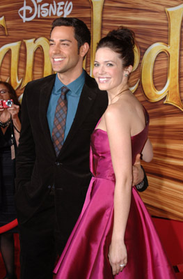 Mandy Moore and Zachary Levi at event of Ilgo plauko istorija (2010)