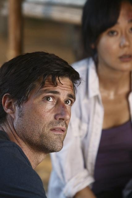 Still of Matthew Fox and Yunjin Kim in Dinge (2004)