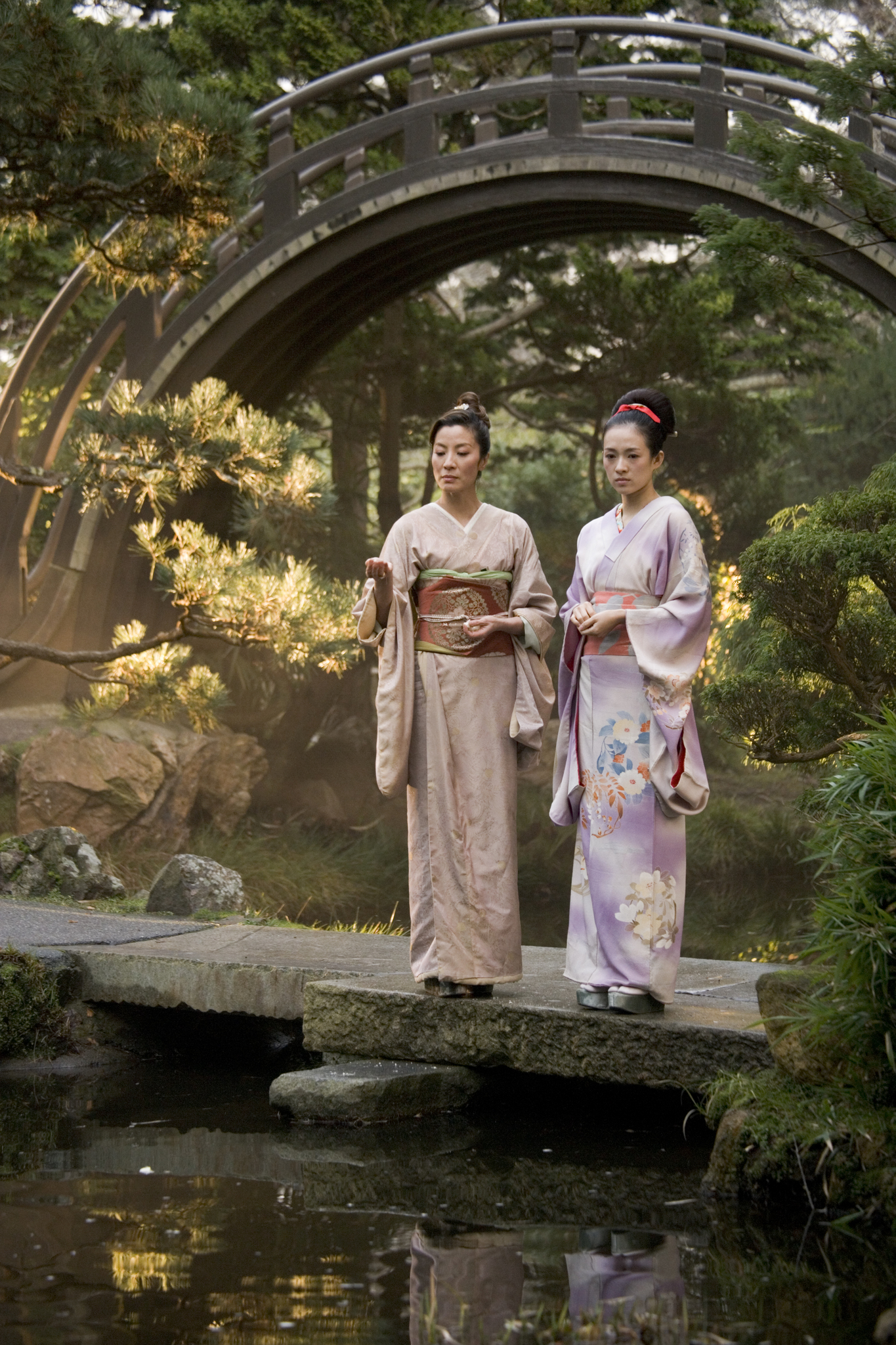 Still of Michelle Yeoh and Ziyi Zhang in Memoirs of a Geisha (2005)