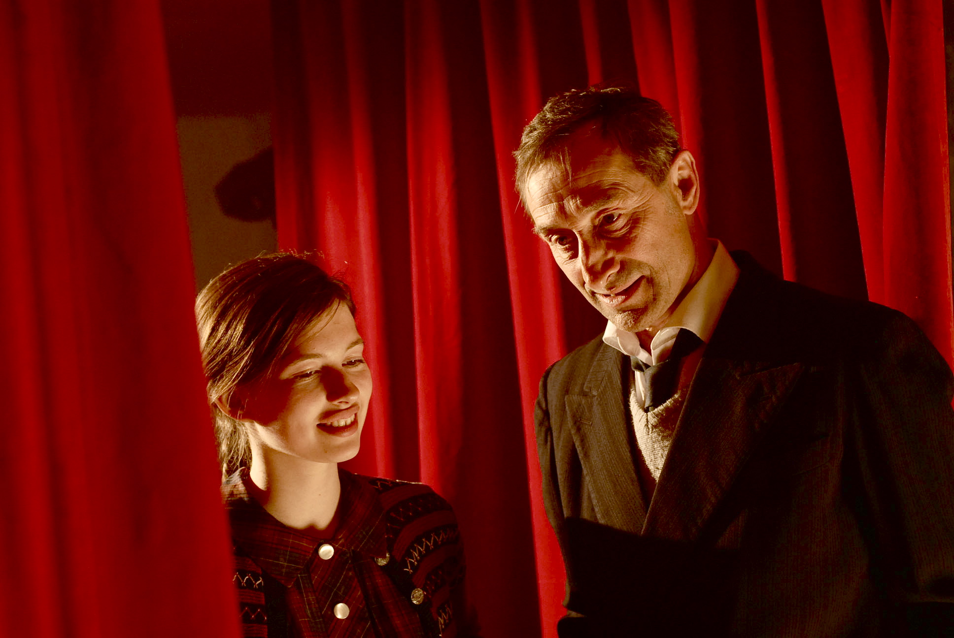 Still of René Groothof and Selma Copijn in 'Dertien in de Oorlog', directed by Vincent Schuurman.