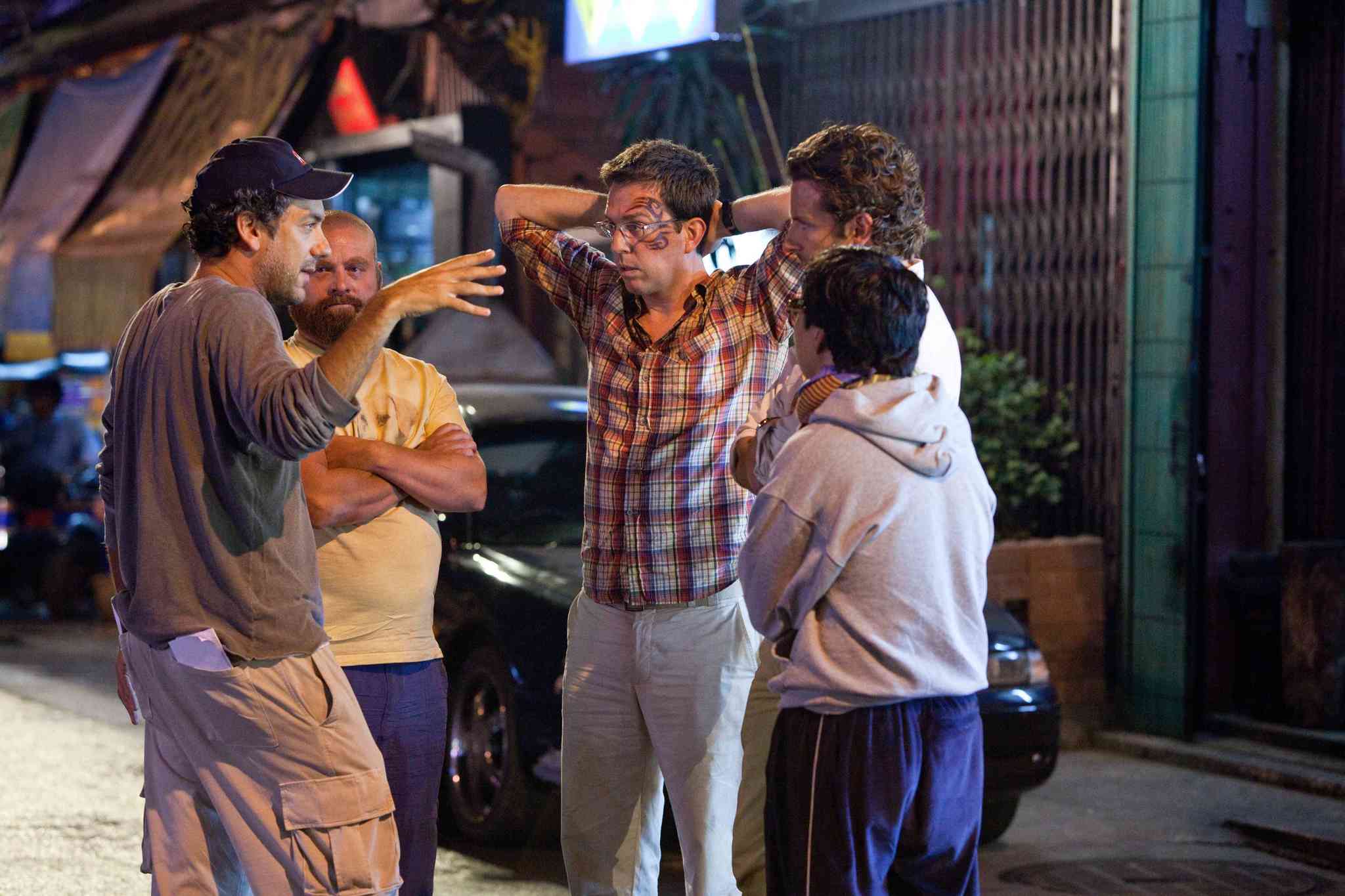 Still of Bradley Cooper, Zach Galifianakis, Ken Jeong, Todd Phillips and Ed Helms in Pagirios Tailande (2011)