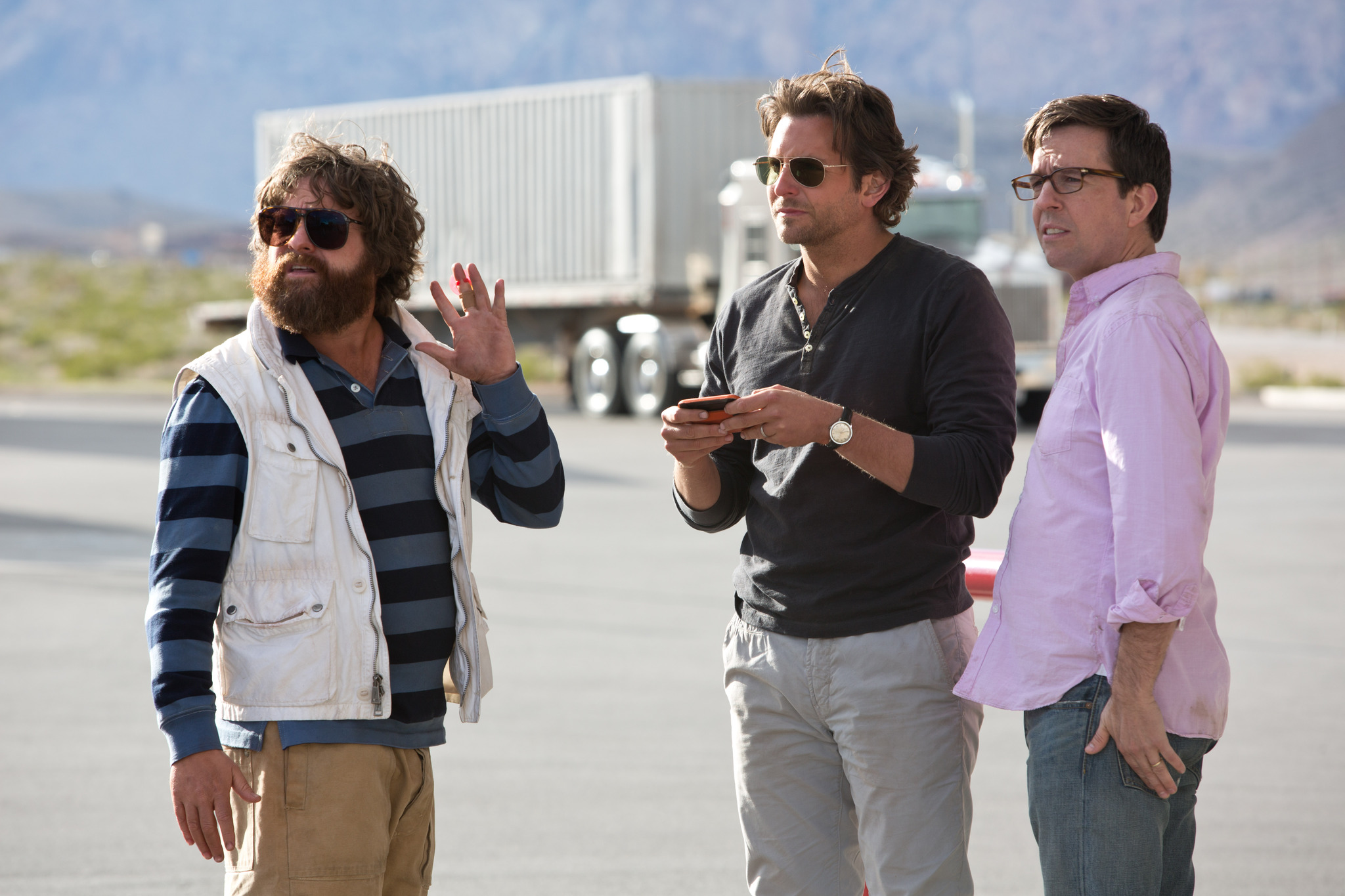 Still of Bradley Cooper, Zach Galifianakis and Ed Helms in Pagirios 3: velniai zino kur (2013)