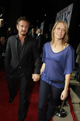 Sean Penn and Robin Wright at event of Milk (2008)