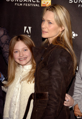 Robin Wright and Dakota Fanning at event of Hounddog (2007)