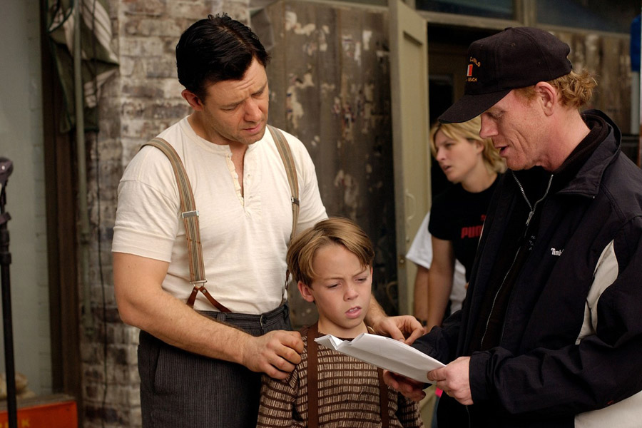 Connor Price, Russell Crowe, Ron Howard on set of Cinderella Man