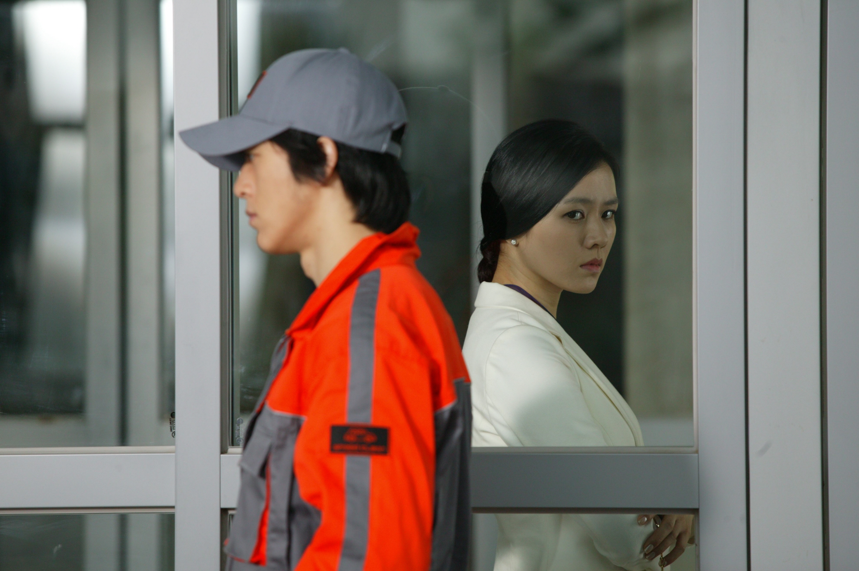 Still of Ye-jin Son and Soo Go in Baekyahaeng: Hayan eodoom sokeul geolda (2009)
