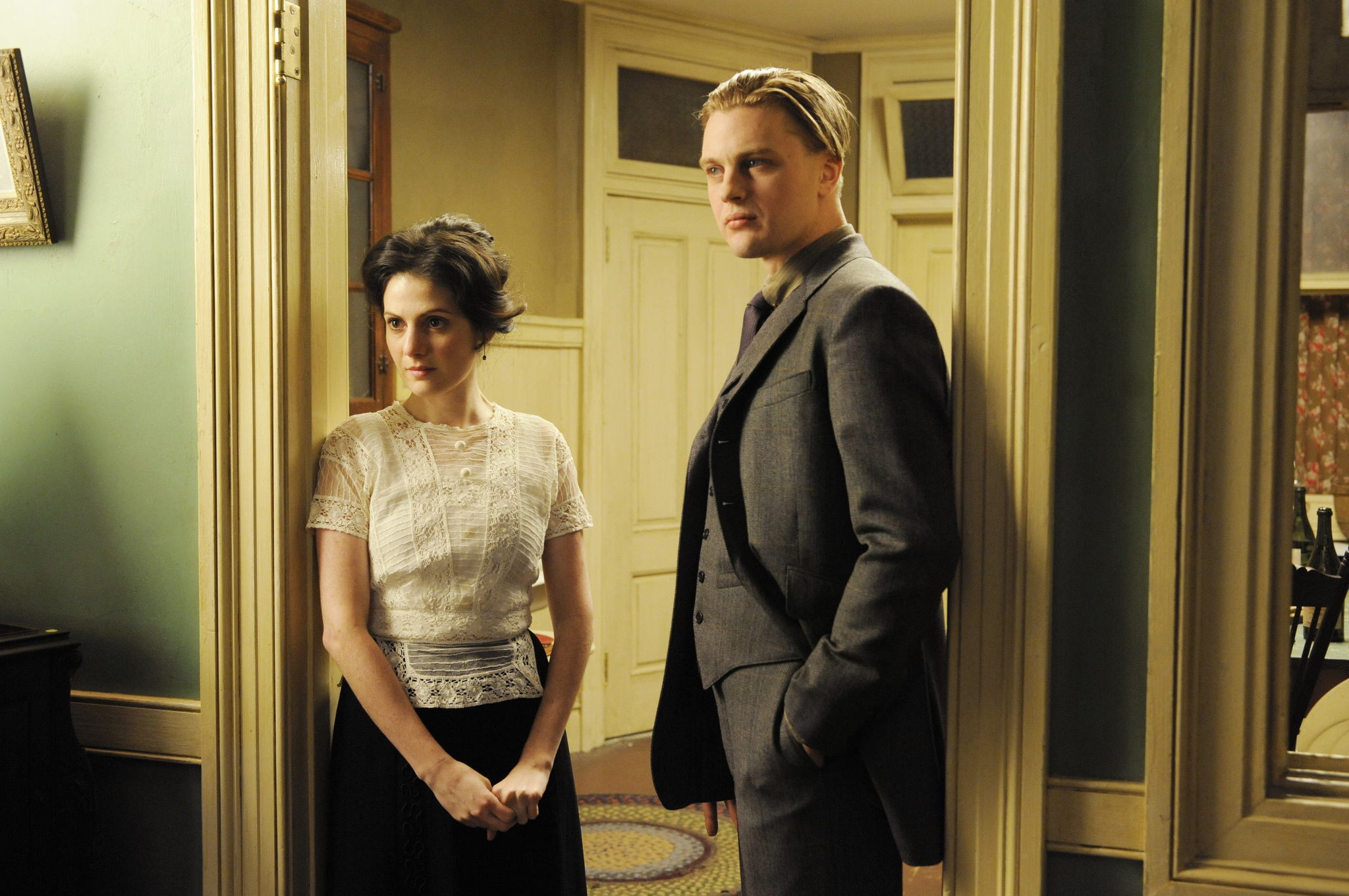 Still of Aleksa Palladino and Michael Pitt in Sausas istatymas: mafijos gimimas (2010)