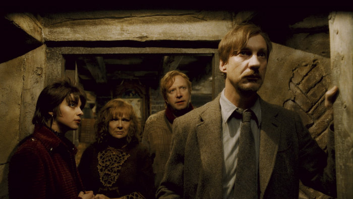 Still of David Thewlis, Julie Walters, Mark Williams and Natalia Tena in Haris Poteris ir netikras princas (2009)