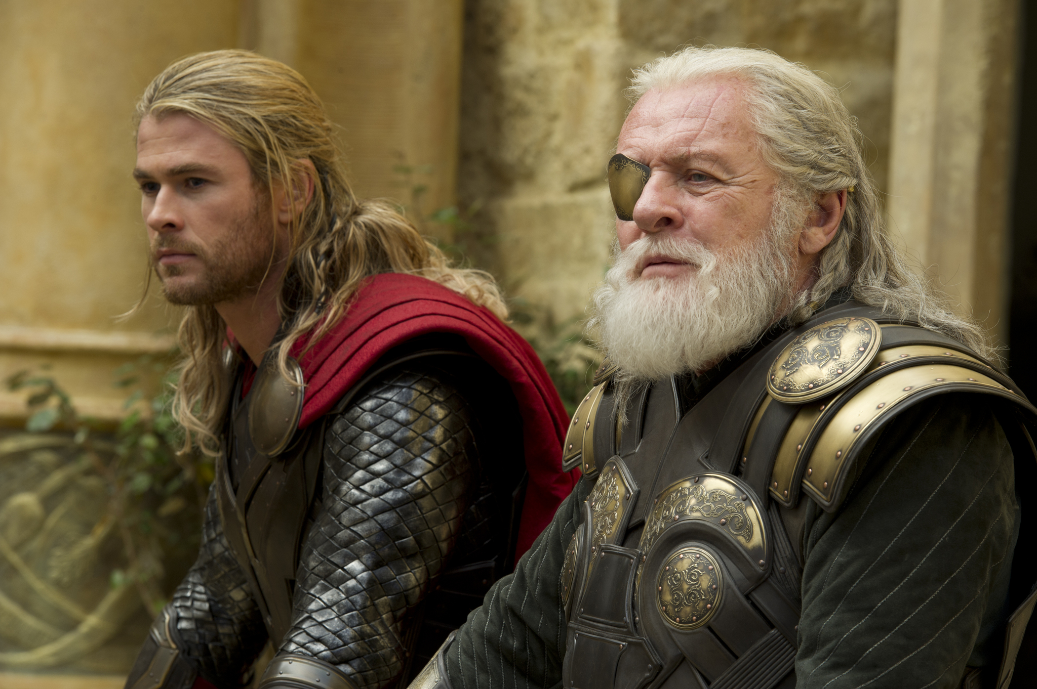 Still of Anthony Hopkins and Chris Hemsworth in Toras: Tamsos pasaulis (2013)