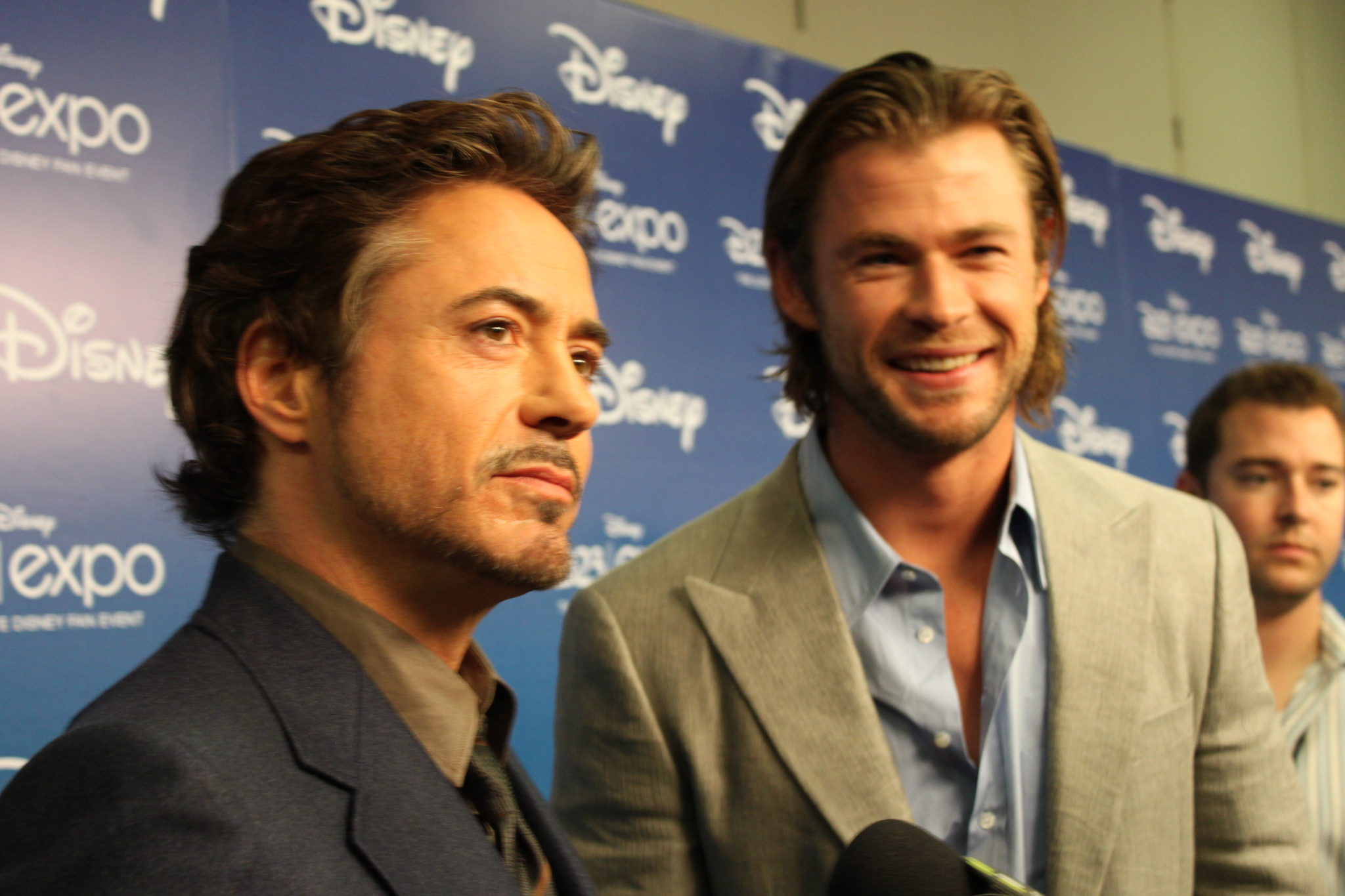 Robert Downey Jr. and Chris Hemsworth at event of Kersytojai (2012)