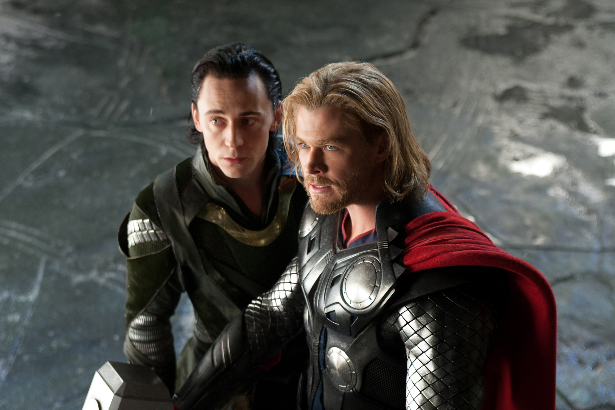 Still of Tom Hiddleston and Chris Hemsworth in Toras (2011)
