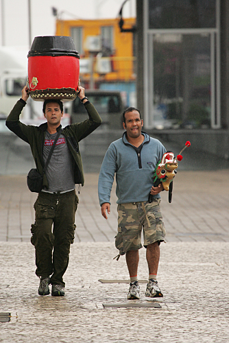 Still of Danny Jimenez and Oswald Mendez in The Amazing Race: Good Doing Business with You (2007)