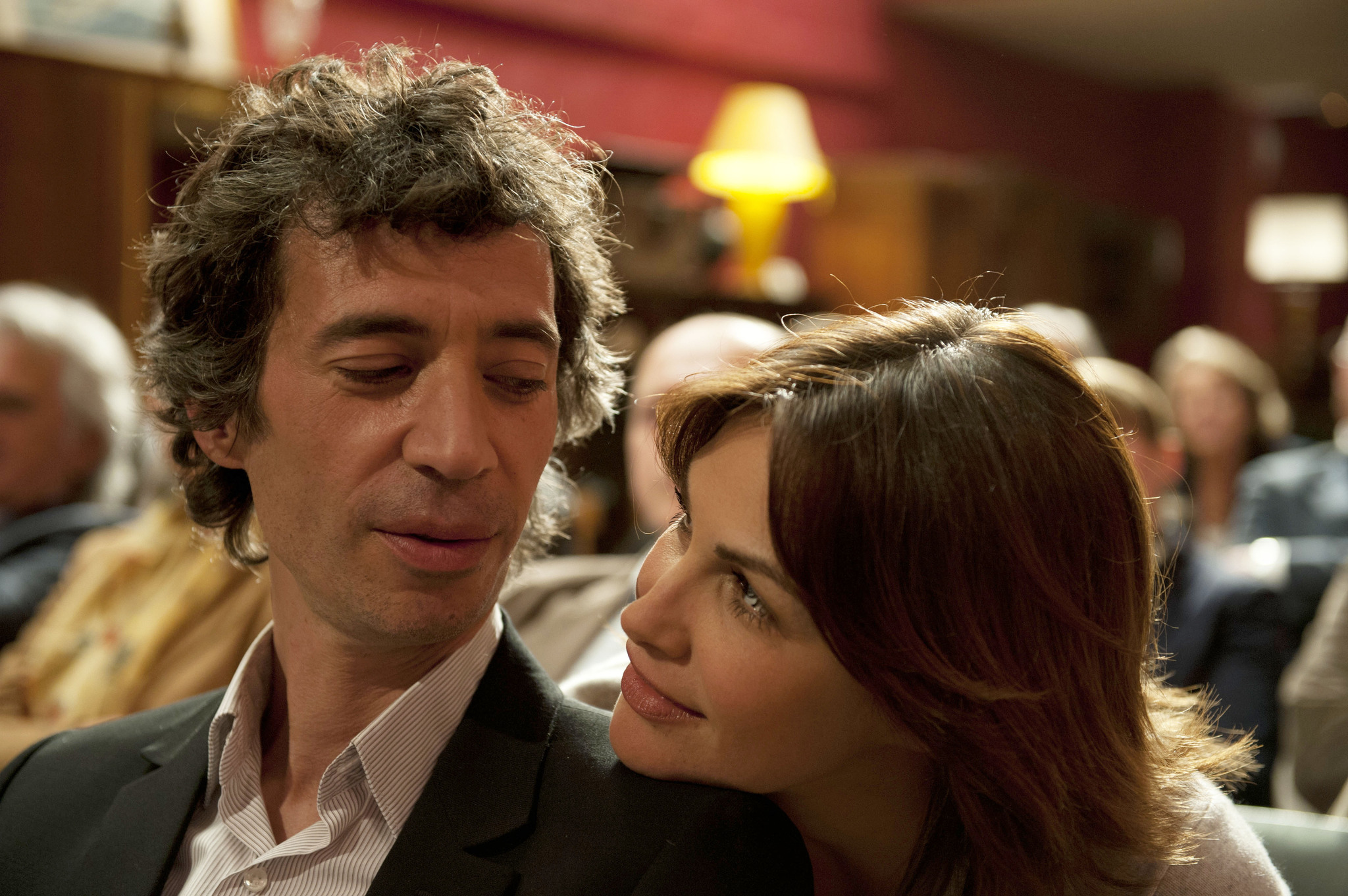 Still of Eric Elmosnino and Héléna Noguerra in Hôtel Normandy (2013)