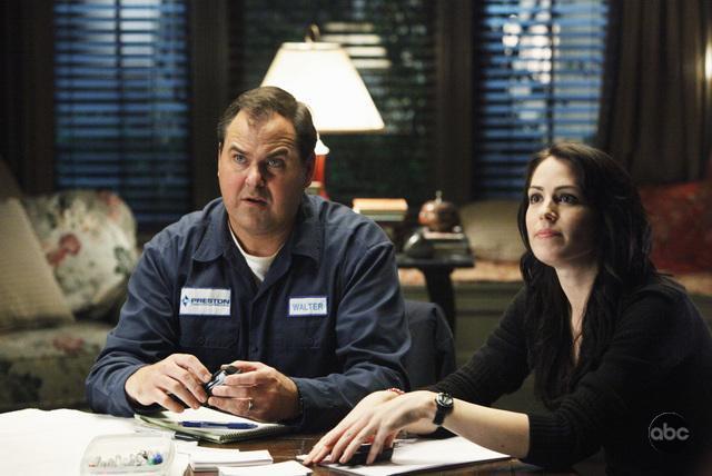 Still of Bob Stephenson and Michelle Borth in The Forgotten (2009)