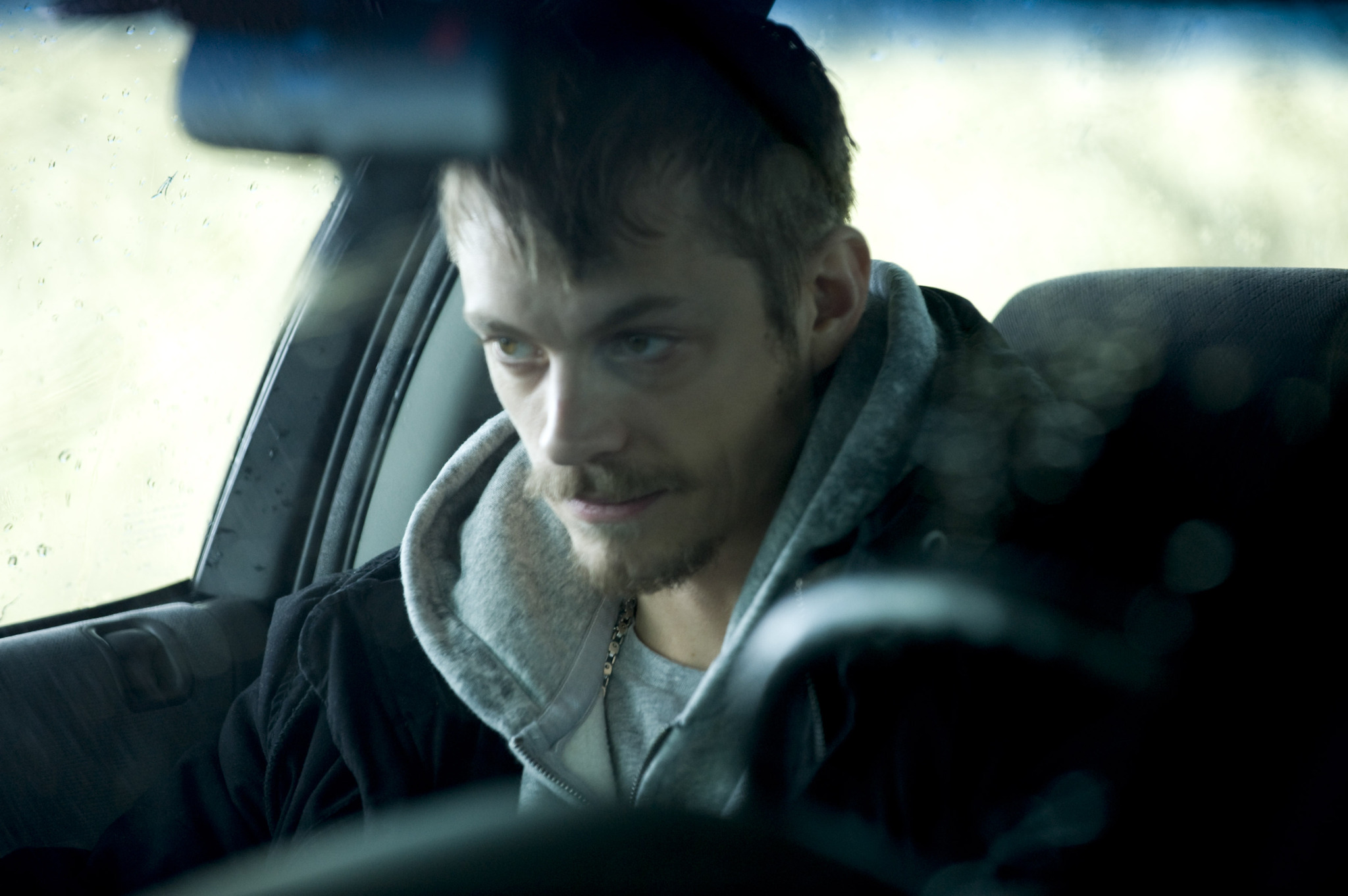 Still of Joel Kinnaman and Stephen Holder in Zmogzudyste (2011)