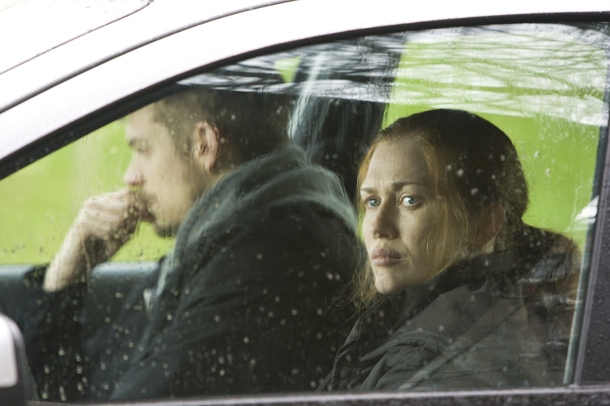 Still of Mireille Enos and Joel Kinnaman in Zmogzudyste (2011)