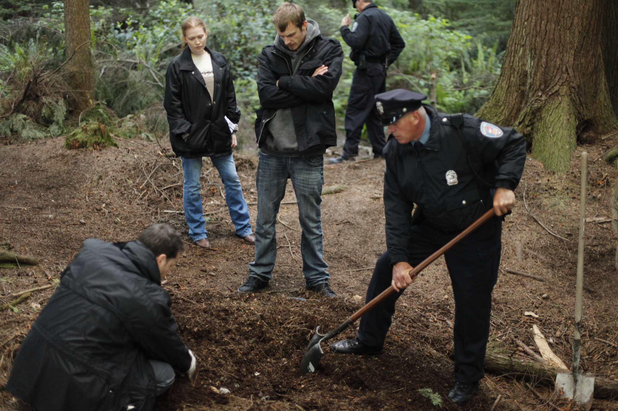 Still of Mireille Enos and Joel Kinnaman in Zmogzudyste (2011)