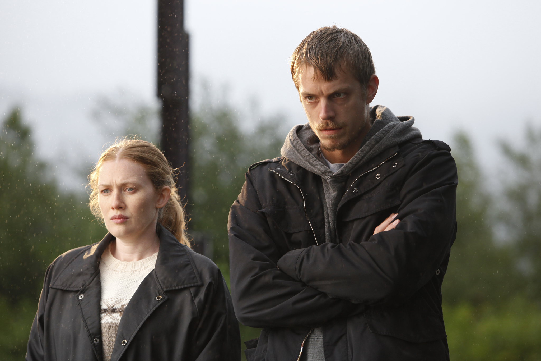 Still of Mireille Enos and Joel Kinnaman in Zmogzudyste (2011)