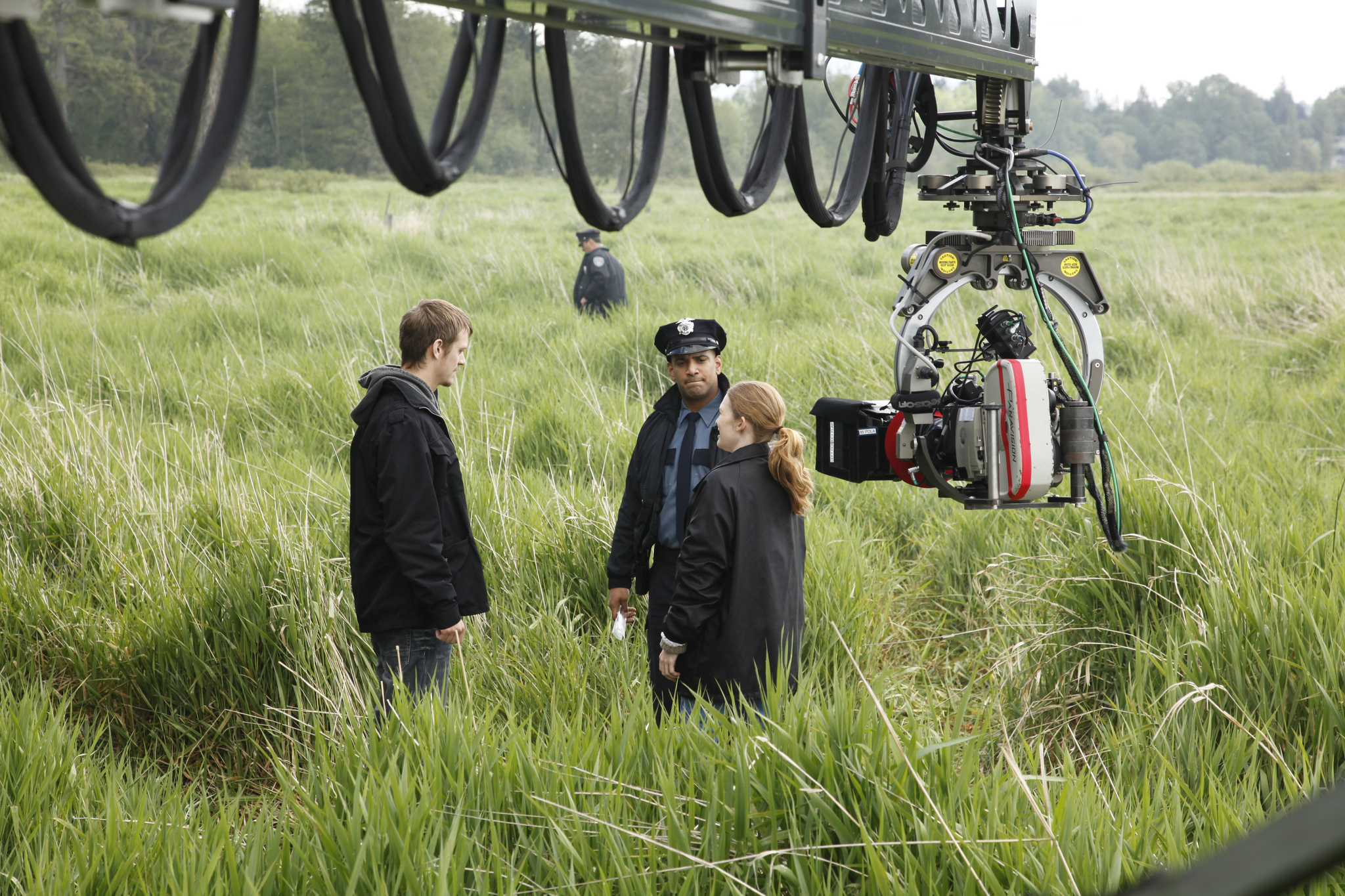 Mireille Enos and Joel Kinnaman in Zmogzudyste (2011)