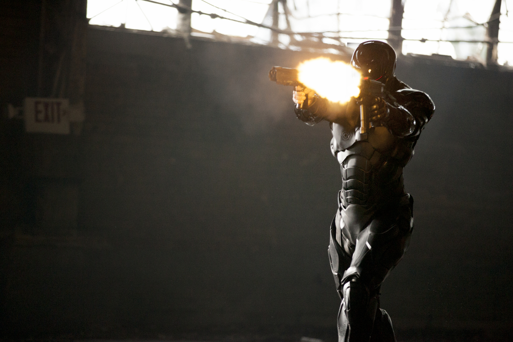 Still of Joel Kinnaman in Robotas policininkas (2014)