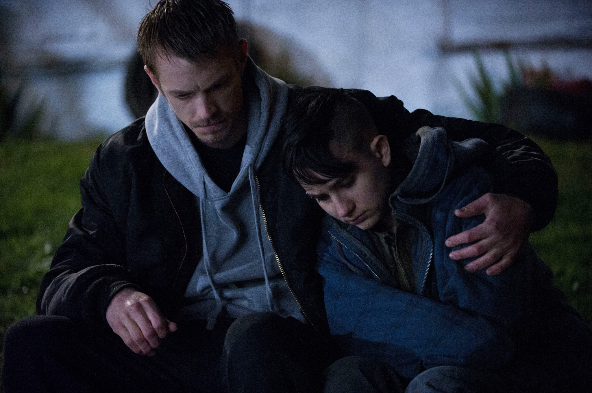 Still of Joel Kinnaman and Bex Taylor-Klaus in Zmogzudyste (2011)