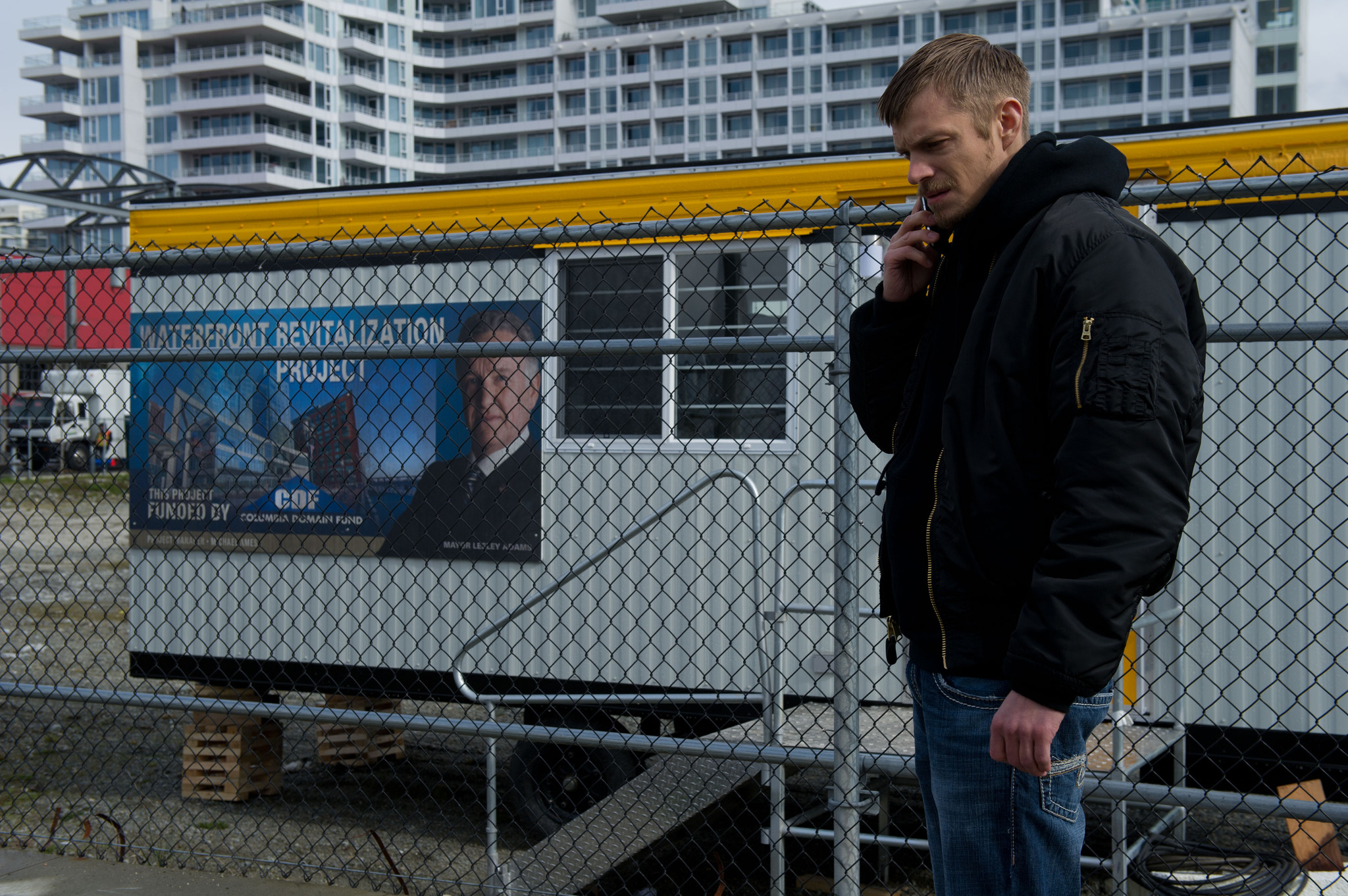 Joel Kinnaman and Stephen Holder in Zmogzudyste (2011)