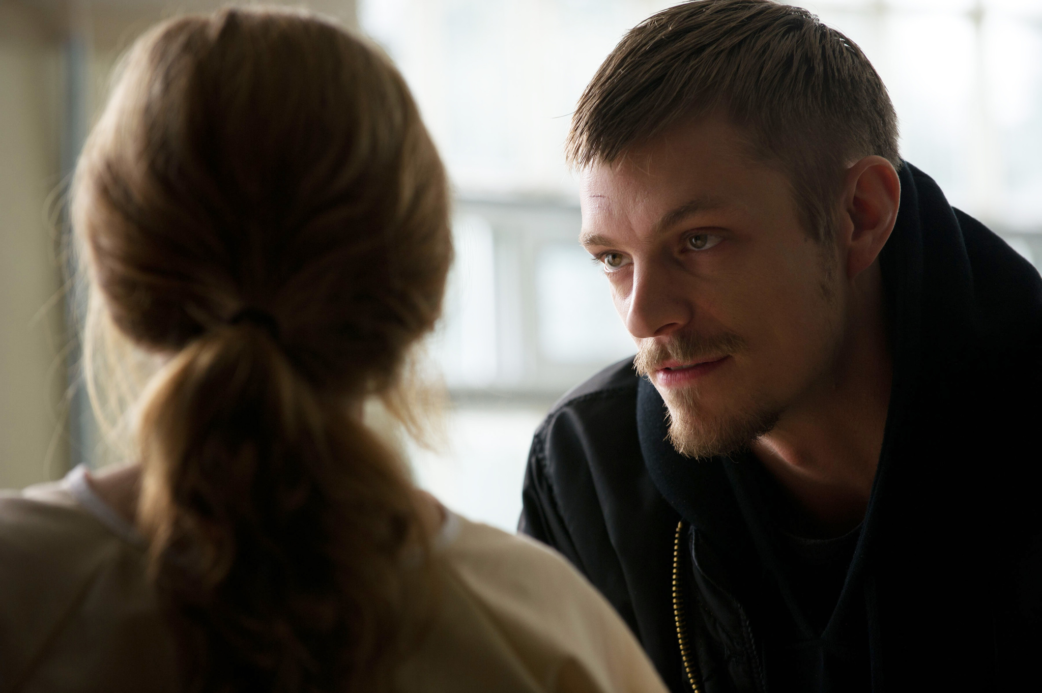 Mireille Enos, Joel Kinnaman and Stephen Holder in Zmogzudyste (2011)