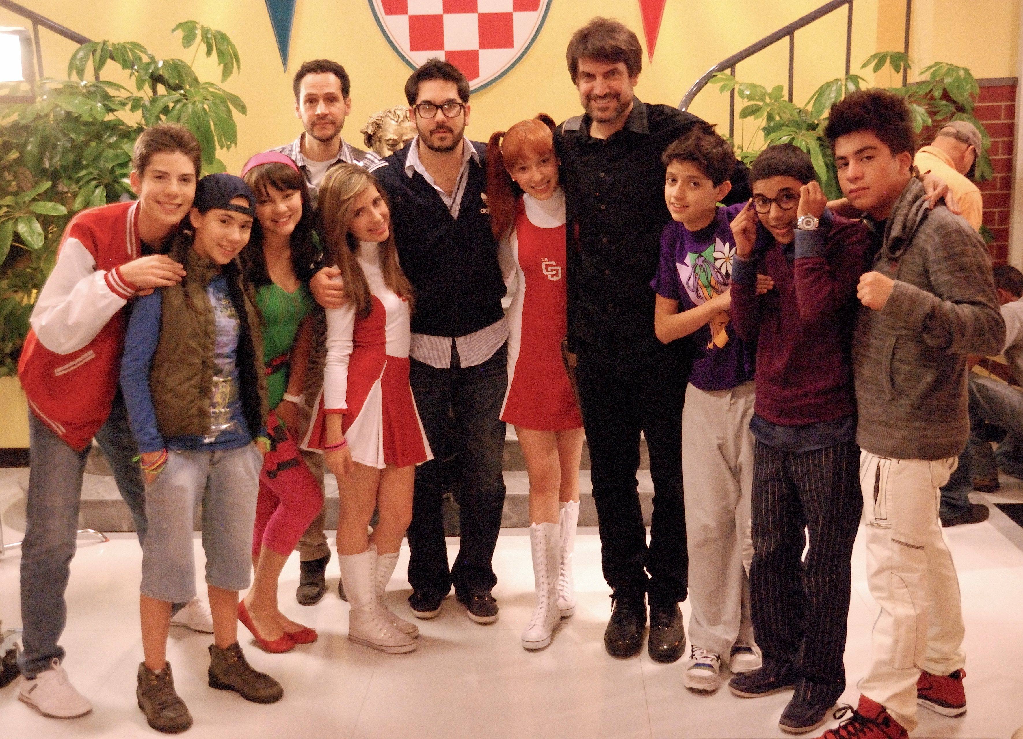 Leo Ricciardi, Pedro Ortiz de Pinedo and Sergio Sanchez with the cast of La CQ