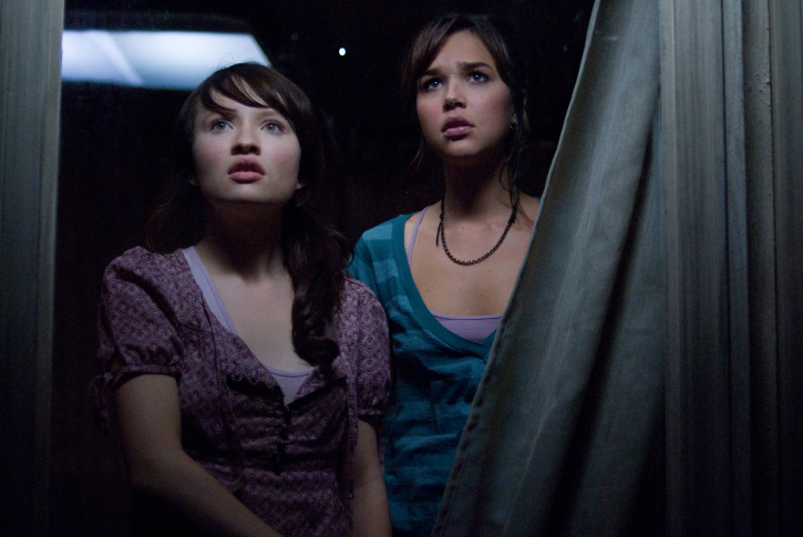 Still of Emily Browning and Arielle Kebbel in Nekviesti sveciai (2009)