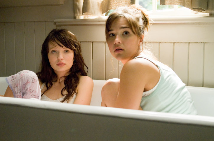 Still of Emily Browning and Arielle Kebbel in Nekviesti sveciai (2009)