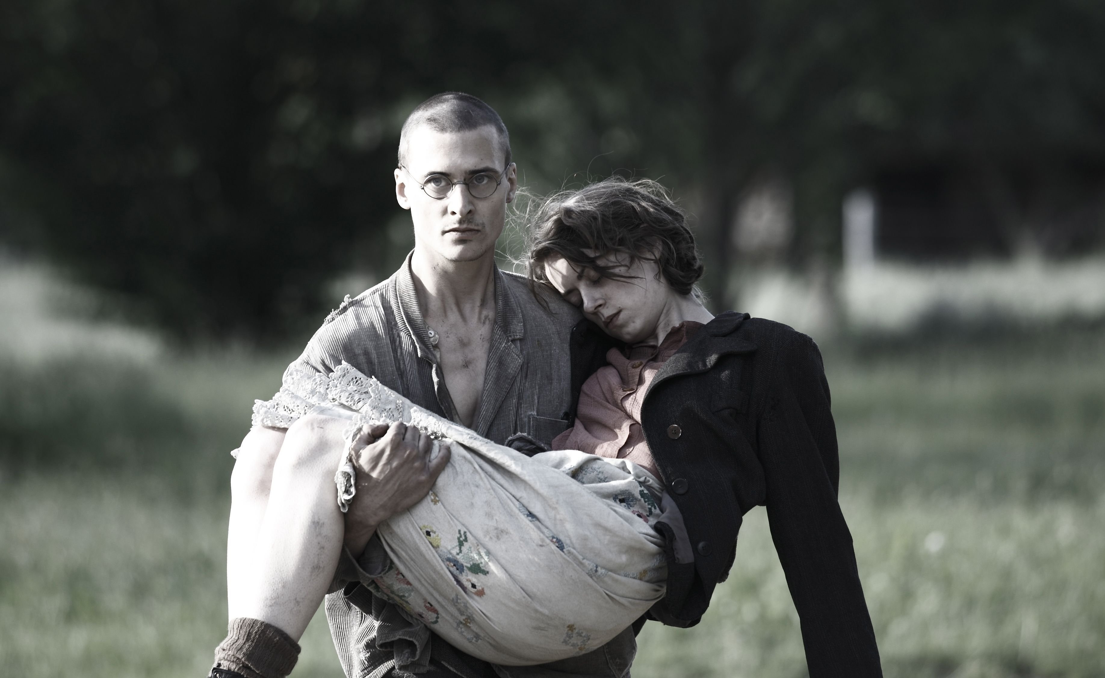 Mateusz Damiecki and Alice Dwyer in Die verlorene Zeit (2011)