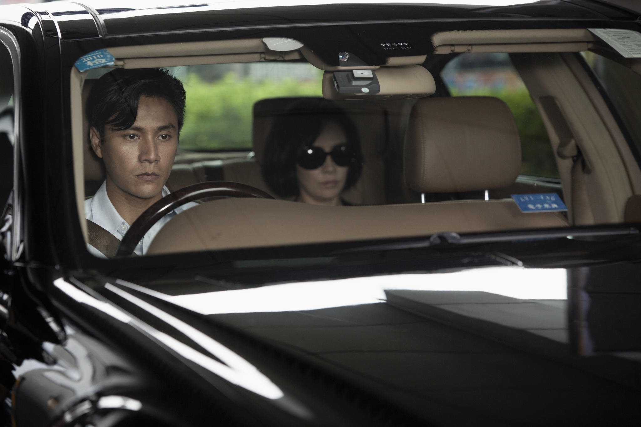 Still of Carina Lau and Kun Chen in Bends (2013)