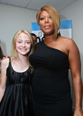 Queen Latifah and Dakota Fanning at event of The Secret Life of Bees (2008)