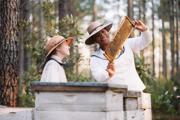 Still of Queen Latifah and Dakota Fanning in The Secret Life of Bees (2008)