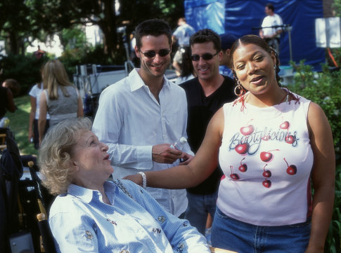 Still of Queen Latifah and Betty White in Bringing Down the House (2003)
