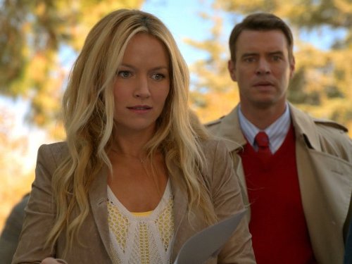 Still of Scott Foley and Becki Newton in The Goodwin Games (2013)