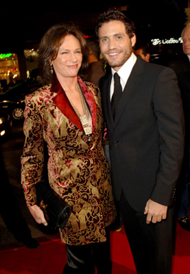 Jacqueline Bisset and Édgar Ramírez at event of Domino (2005)