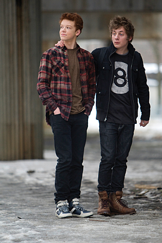 Still of Cameron Monaghan and Jeremy Allen White in Shameless (2011)