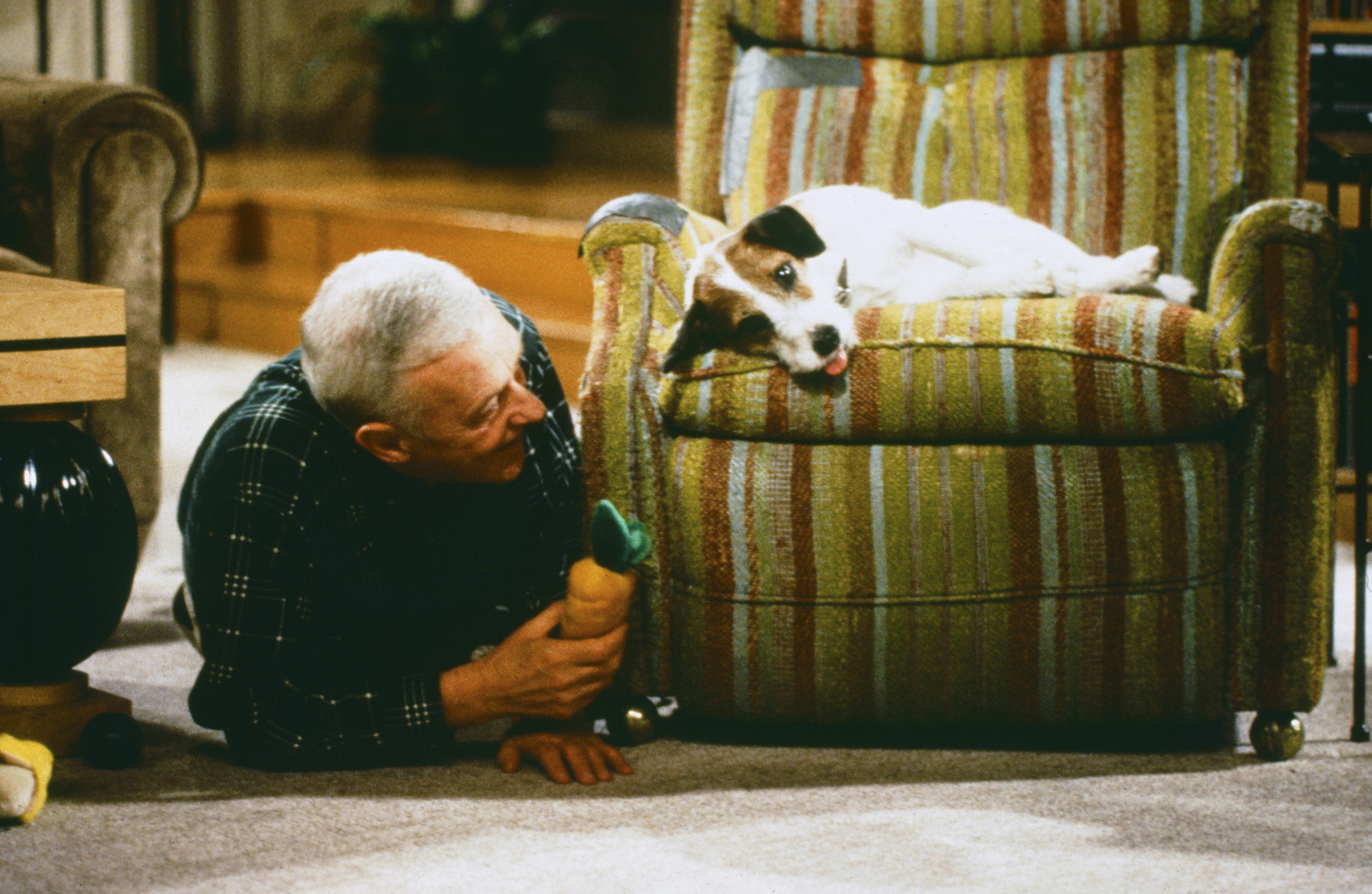 Still of John Mahoney and Moose in Frasier (1993)