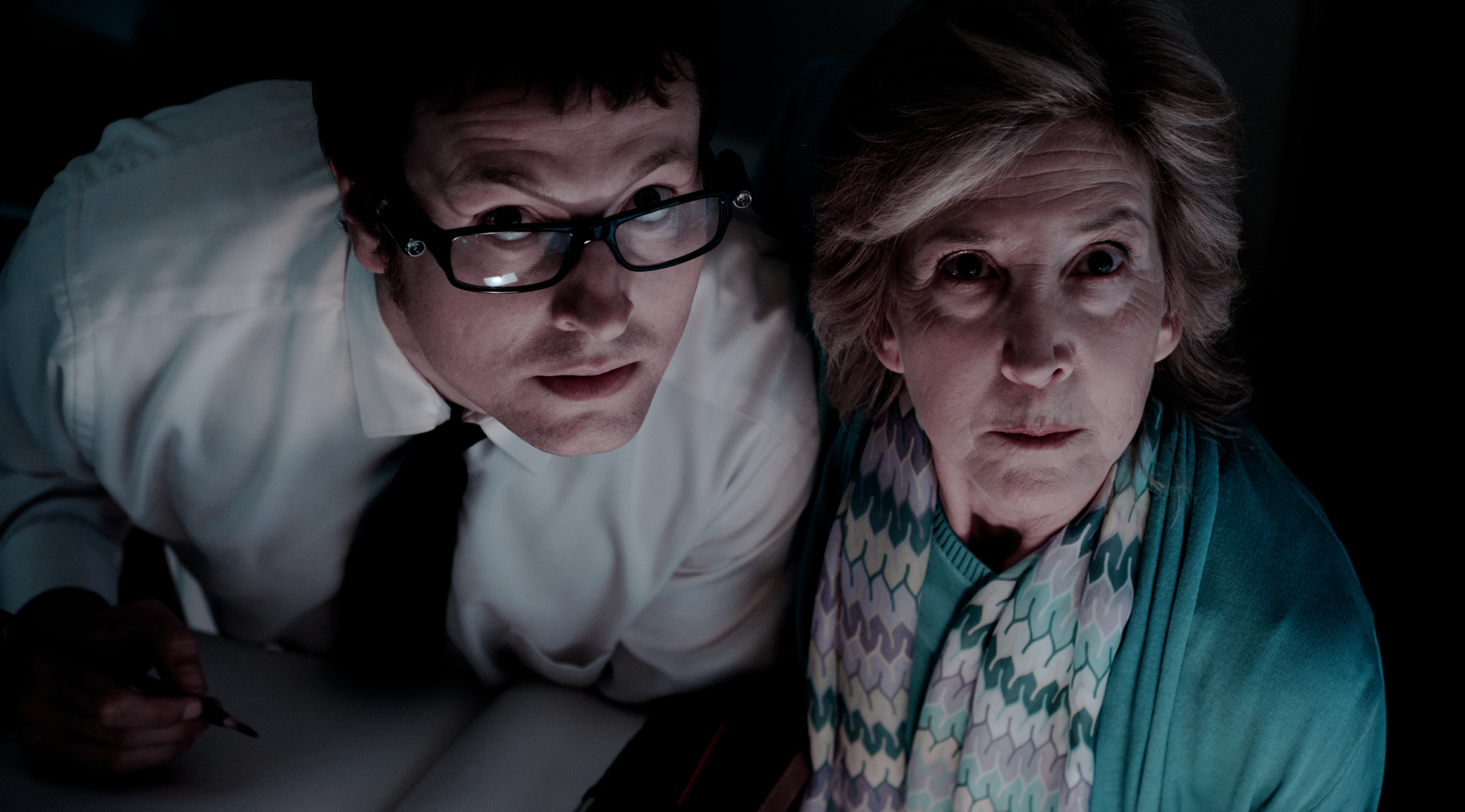 Still of Lin Shaye and Leigh Whannell in Tunas tamsoje (2010)