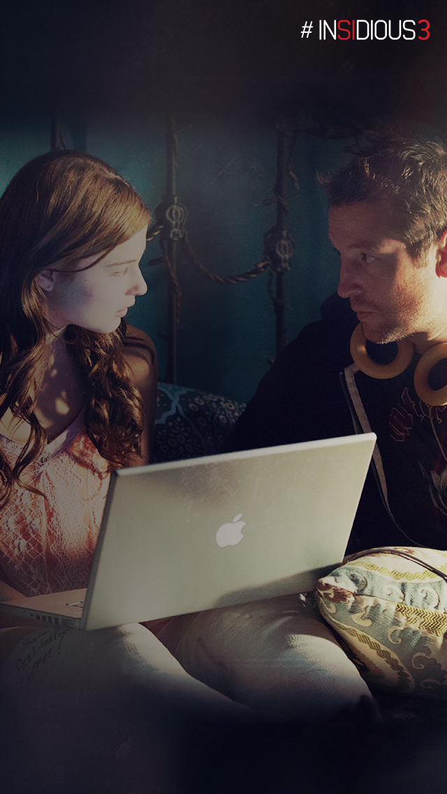 Still of Leigh Whannell and Stefanie Scott in Tunas tamsoje: trecia dalis (2015)