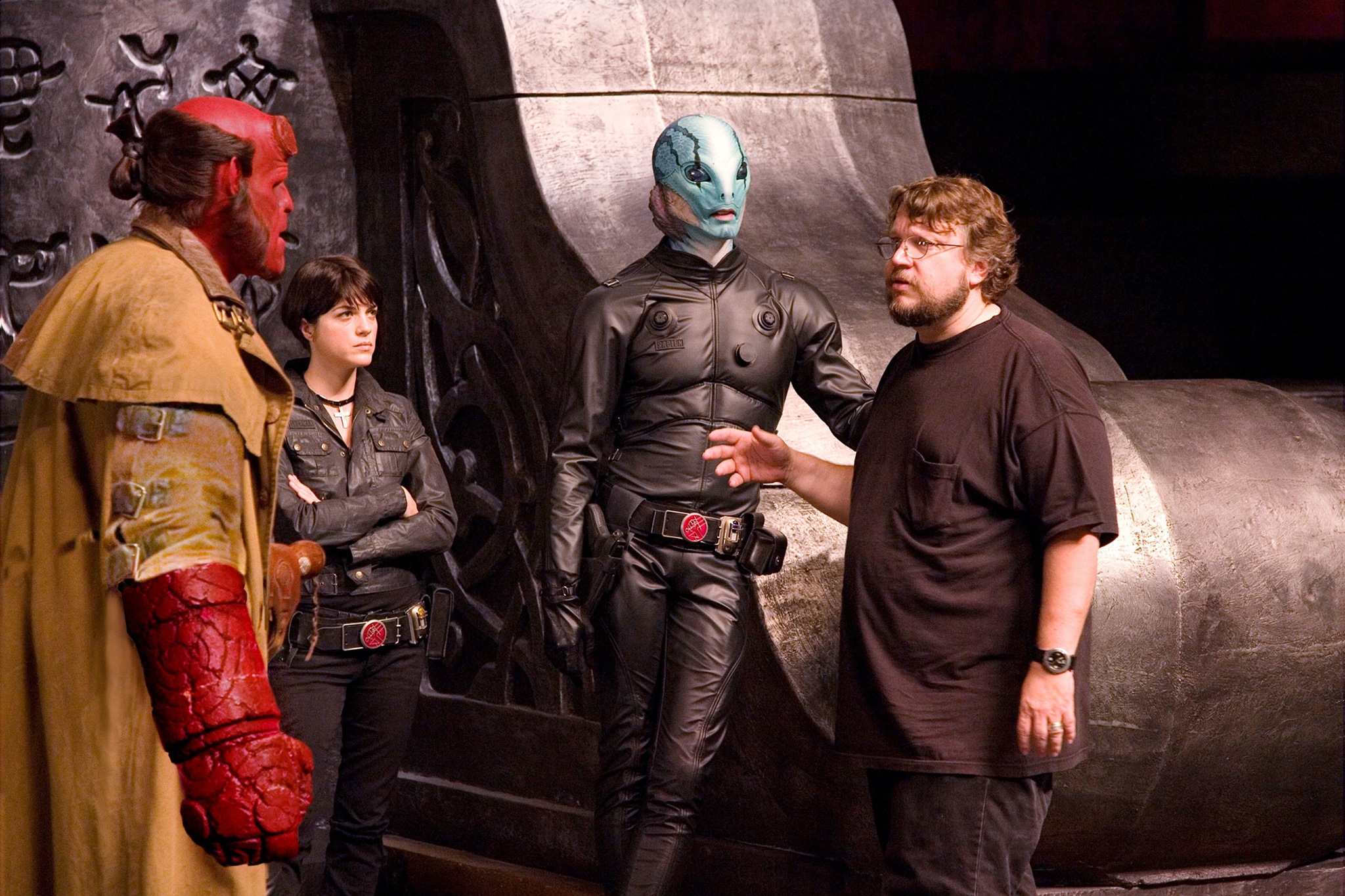 Still of Ron Perlman, Selma Blair, Doug Jones and Guillermo del Toro in Hellboy II: The Golden Army (2008)