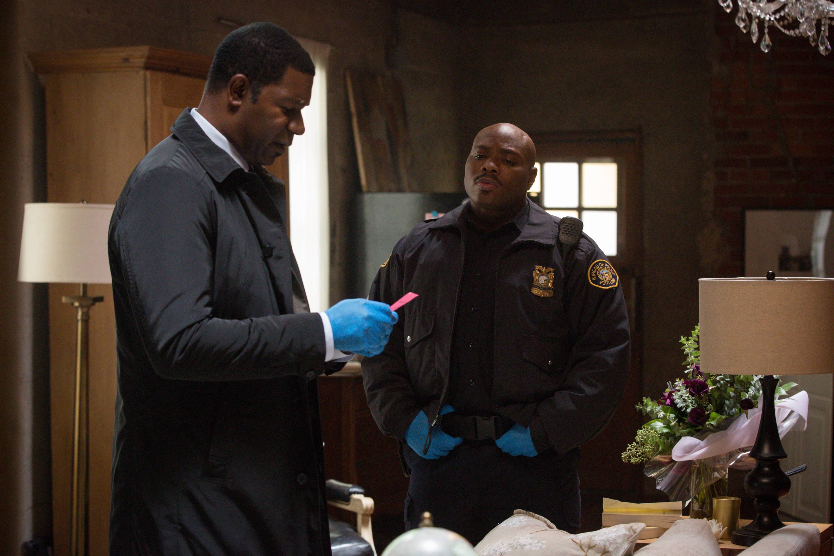 Still of Dennis Haysbert and Page Kennedy in Backstrom (2015)
