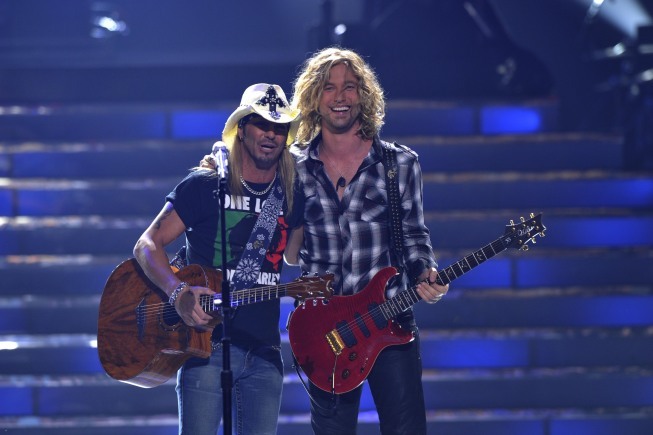 Still of Bret Michaels and Casey James in American Idol: The Search for a Superstar (2002)