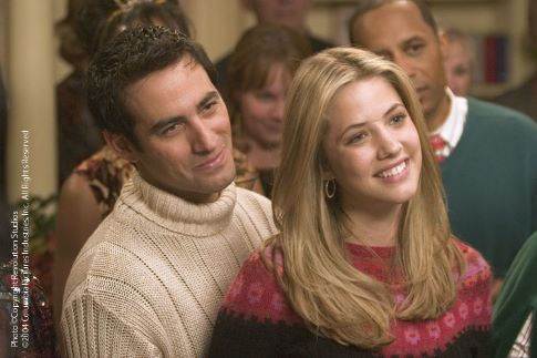 Still of René Lavan and Julie Gonzalo in Christmas with the Kranks (2004)
