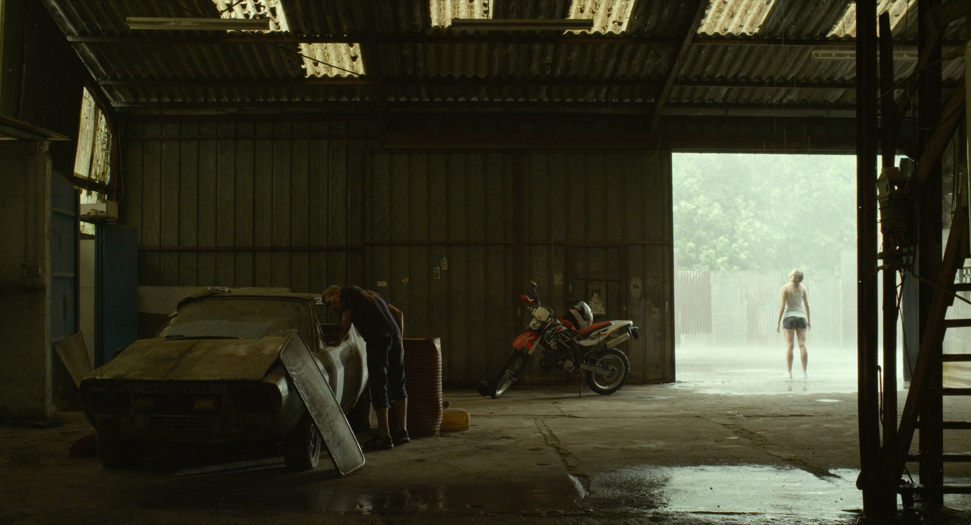 Still of Adèle Haenel and Kévin Azaïs in Les combattants (2014)