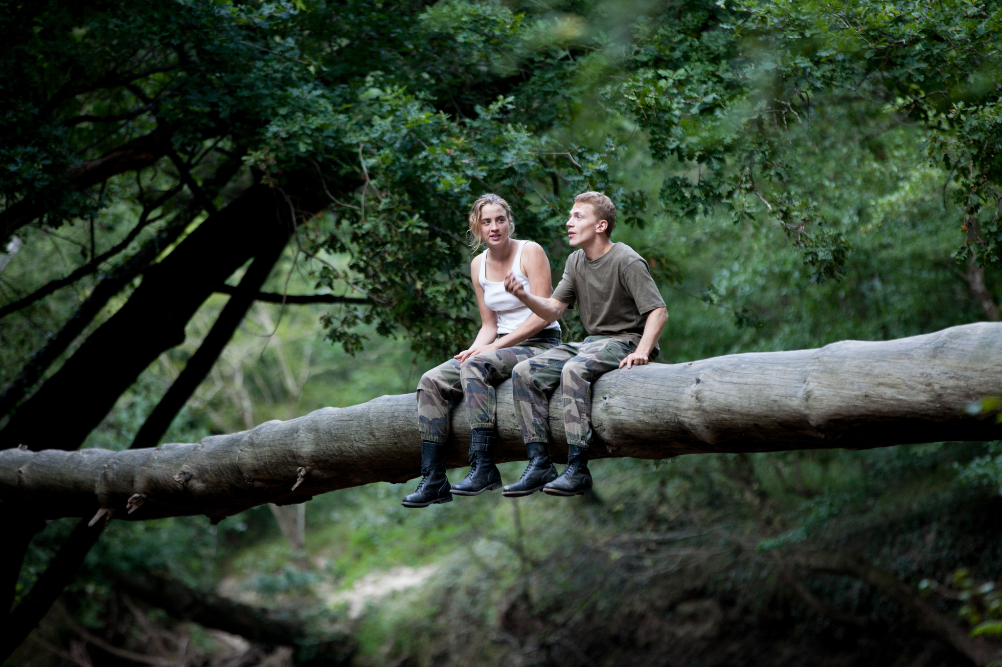 Still of Adèle Haenel and Kévin Azaïs in Les combattants (2014)