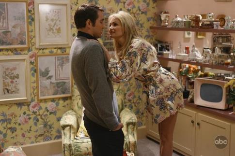 Still of Kristin Chenoweth and Lee Pace in Pushing Daisies (2007)