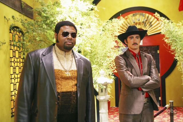 Still of Chi McBride and Lee Pace in Pushing Daisies (2007)